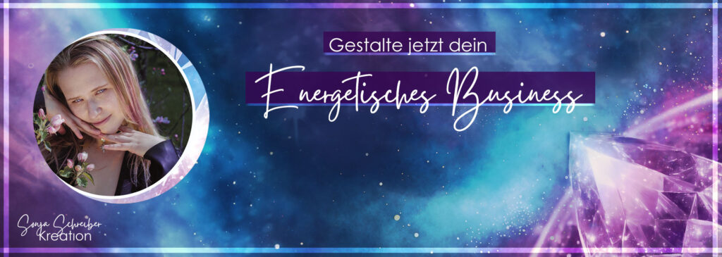 Grafik mit einem bunten, galaktischen Hintergrund, auf dem ein lächelndes Porträt einer Frau zu sehen ist. Der Text "Gestalte jetzt dein Energetisches Business" ist prominent platziert.